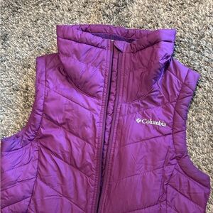 Women’s Columbia Heavenly Long Omni Heat Vest sz Small. Color Berry